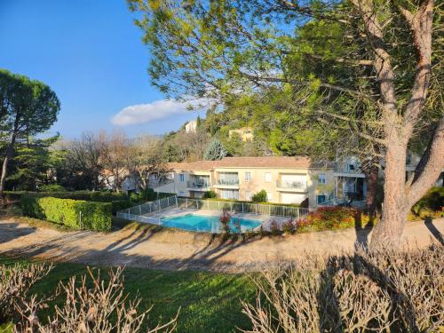 une vue aérienne d'une maison avec piscine dans l'établissement Residence Albizia, à Gréoux-les-Bains