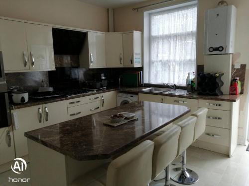 Dapur atau dapur kecil di Charming Bradford Room to Rent with Shared Facilities