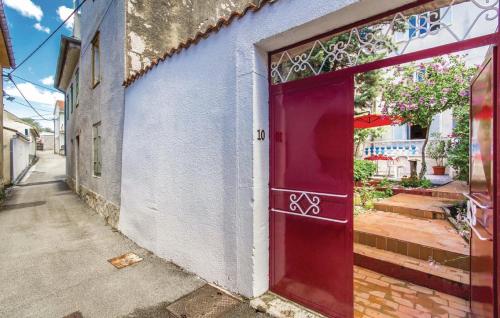 czerwone drzwi na boku budynku w obiekcie Panorama House w Novim Vinodolskim