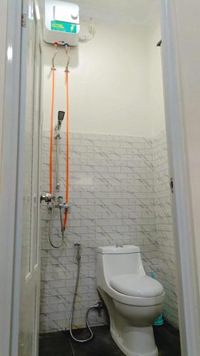 a bathroom with a toilet and a shower at CABI'N Homestay in Jarakan