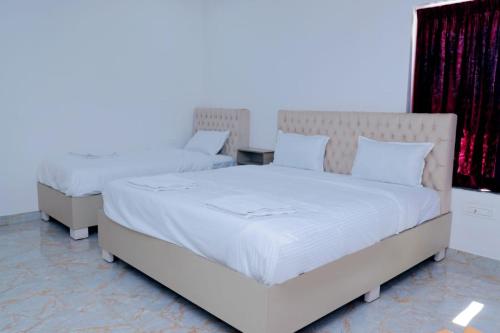 Postel nebo postele na pokoji v ubytování Grand Sangeetham Inn