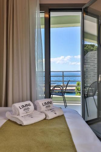 una camera da letto con un letto con vista sull'oceano di LIMNI Boutique Experience Evia a Límni