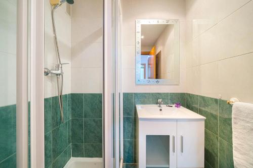 a bathroom with a shower and a sink and a mirror at Alborada Golf 13C in L’Alfàs del Pi