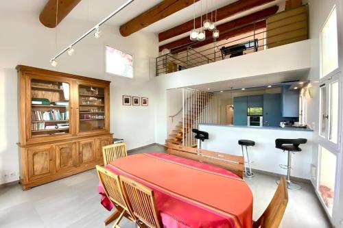 une salle à manger avec une table et des chaises rouges dans l'établissement Villa des Îles d'Or - 14pers - Swimming pool & sea view, à Hyères