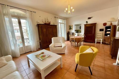 Χώρος καθιστικού στο " Le cocon Hyérois" 100m2 - Wifi & Garage