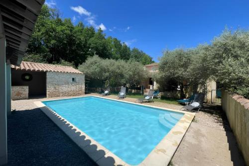 une piscine dans l'arrière-cour d'une maison dans l'établissement Les Oliviers - Villa 10 people - 5 min Ardèche, à Saint-Julien-de-Peyrolas