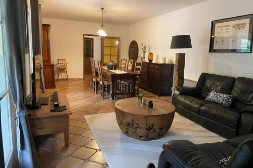 un salon avec un canapé et une table basse dans l'établissement Les Oliviers - Villa 10 people - 5 min Ardèche, à Saint-Julien-de-Peyrolas