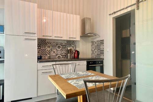 - une cuisine avec une table et des chaises en bois dans l'établissement Peaceful apartment in Cavaillon with garage, à Cavaillon