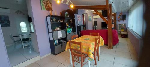 une salle à manger avec une table et une chaise dans l'établissement Maison ZEN climatisée, à Commequiers