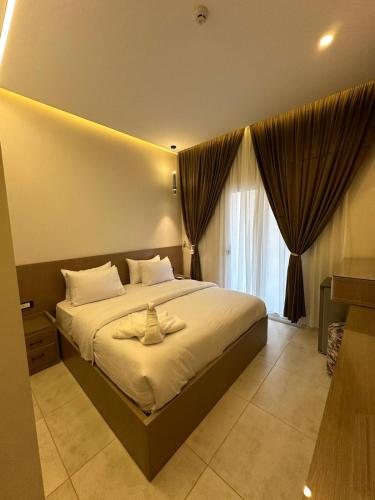 Un dormitorio con una cama grande y una ventana. en NeW CATELLO HOTEL, en El Cairo