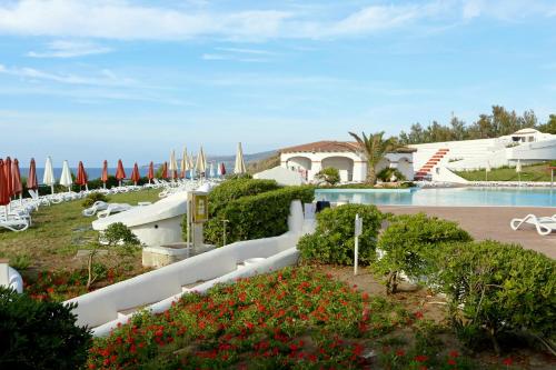 Blick auf ein Resort mit Pool in der Unterkunft Futura Style Acqua di Mare Resort in Marina di Sorso