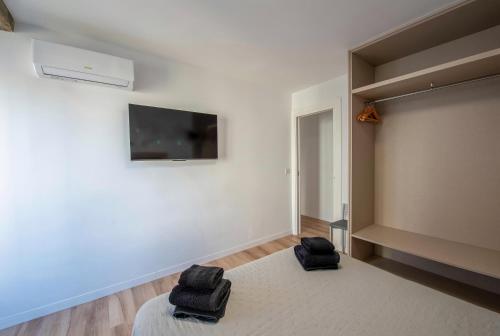Stunning New Apt, Beach 1min, 2BR, Parking