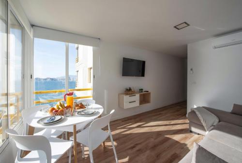 Stunning New Apt, Beach 1min, 2BR, Parking