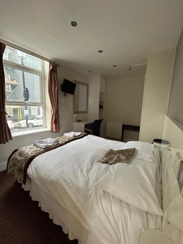 En eller flere senge i et værelse på Warwick Road Rooms