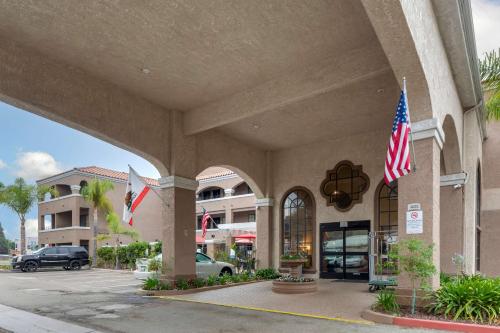 an exterior view of a hotel with an american flag at Quality Inn & Suites Camarillo-Oxnard in Camarillo