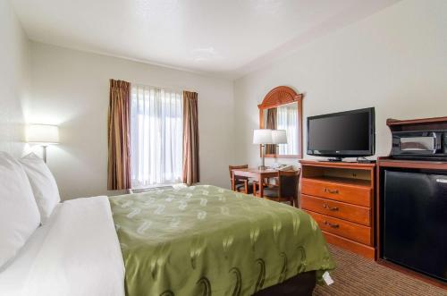 TV o dispositivi per l'intrattenimento presso Quality Inn Junction City near Fort Riley