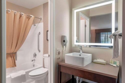 Koupelna v ubytování Quality Inn & Suites Camarillo-Oxnard