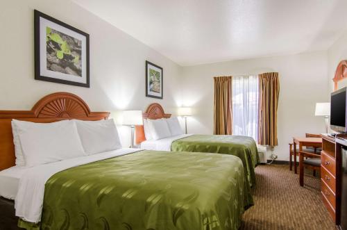 Letto o letti in una camera di Quality Inn Junction City near Fort Riley
