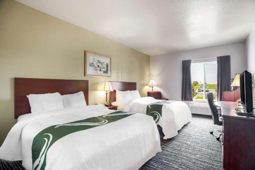 Ένα ή περισσότερα κρεβάτια σε δωμάτιο στο Quality Inn Parsons North