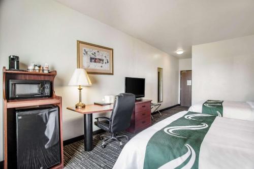 Ένα ή περισσότερα κρεβάτια σε δωμάτιο στο Quality Inn Parsons North
