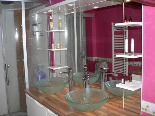 a bathroom with four bowl sinks on a counter at Maison ZEN climatisée in Commequiers