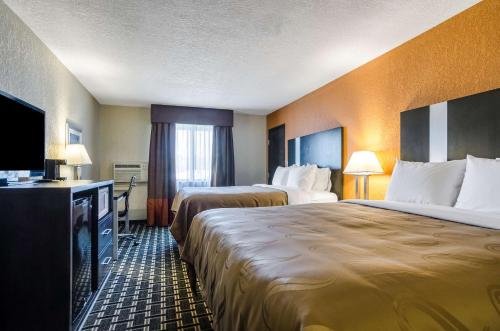 Ένα ή περισσότερα κρεβάτια σε δωμάτιο στο Quality Inn Great Bend