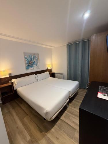 Una cama o camas en una habitación de Aston Hotel