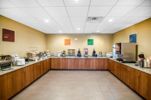 道奇城Comfort Suites Dodge City的一间大房间,餐厅里设有食品柜台