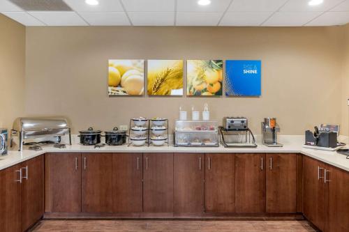 een keuken met houten kasten en een aanrechtblad bij Comfort Inn & Suites Augusta in Augusta
