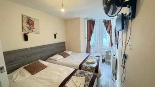 En eller flere senge i et værelse på Warwick Road Rooms