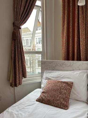 En eller flere senge i et værelse på Warwick Road Rooms