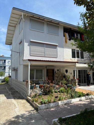 une maison avec un jardin devant dans l'établissement Sisi's Holiday Houses - Kusadasi, à Kusadası