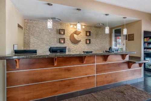 a bar in a restaurant with a counter at Comfort Inn & Suites Junction City - near Fort Riley in Junction City
