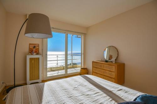 Appart vue mer splendide et plage proche de Monacoにあるベッド