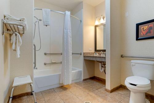 Un baño con inodoro, bañera y lavabo. en Comfort Suites Alexandria North, en Alexandria