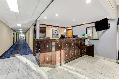 TV a/nebo společenská místnost v ubytování Quality Inn Merriam Kansas City