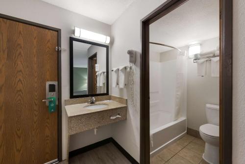 Koupelna v ubytování Quality Inn Merriam Kansas City