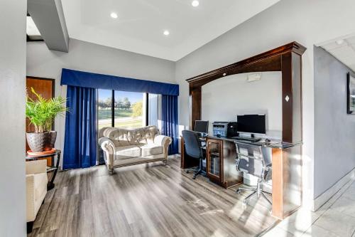 TV a/nebo společenská místnost v ubytování Quality Inn Merriam Kansas City
