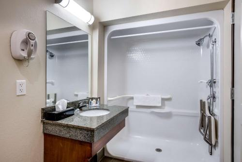 Ванная комната в Comfort Inn Bonner Springs Kansas City