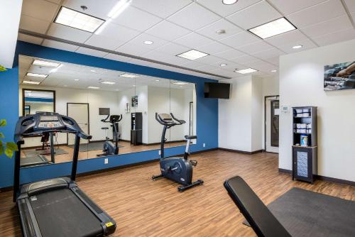 Фитнес-центр и/или тренажеры в Comfort Inn Bonner Springs Kansas City