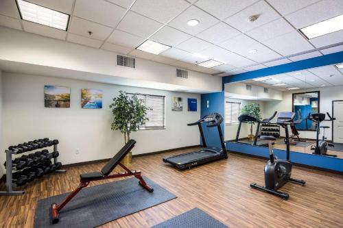 Фитнес-центр и/или тренажеры в Comfort Inn Bonner Springs Kansas City