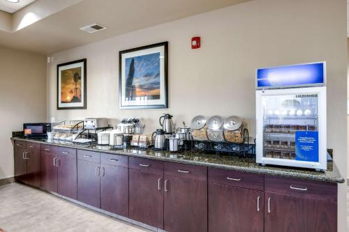 Кухня или мини-кухня в Comfort Inn Bonner Springs Kansas City
