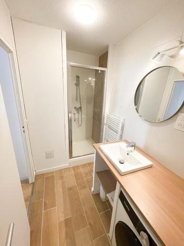une salle de bain avec un lavabo et une douche avec un miroir dans l'établissement Studio au coeur de Toulon, à Toulon