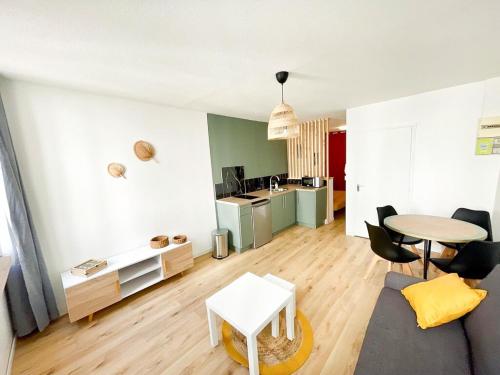 un salon avec un canapé et une table dans l'établissement Studio au coeur de Toulon, à Toulon