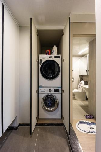 a washer and dryer in a room with a bathroom at Gwangalli #Modern #Korea in Busan