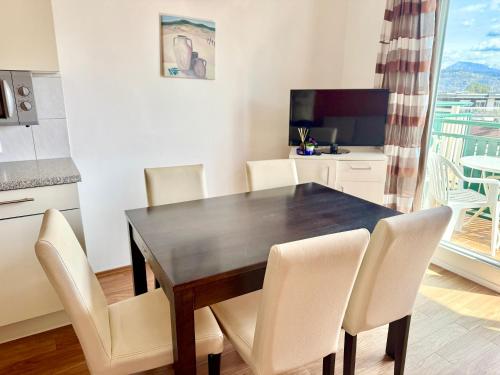 Una televisión o centro de entretenimiento en Apartmenthotel Karawankenblick