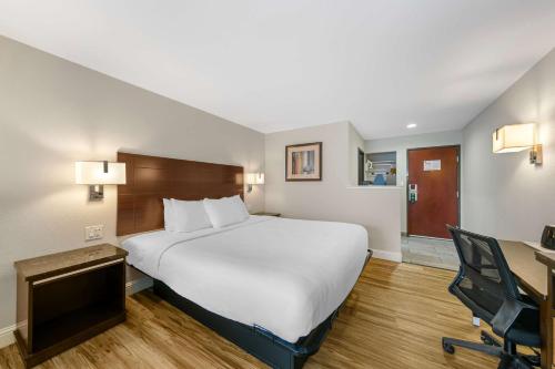 Katil atau katil-katil dalam bilik di Quality Inn & Suites Sacramento Downtown Area