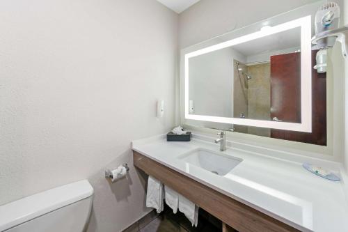Bilik mandi di Quality Inn & Suites Sacramento Downtown Area