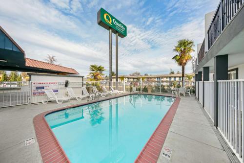 une piscine dans un hôtel avec un panneau au-dessus dans l'établissement Quality Inn & Suites Sacramento Downtown Area, à Sacramento