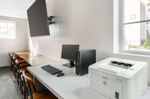 Dapur atau dapur kecil di Quality Inn & Suites Sacramento Downtown Area